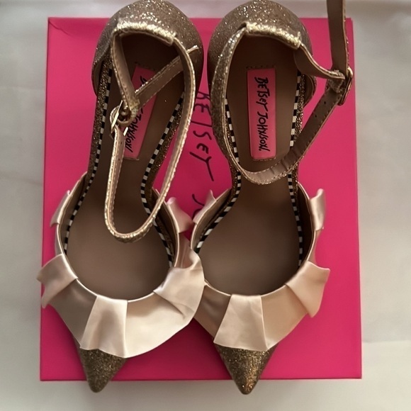 NEW!!! Betsey Johnson Portia Gold Glitter Ruffle Pumps Size 7.5 - Picture 3 of 9